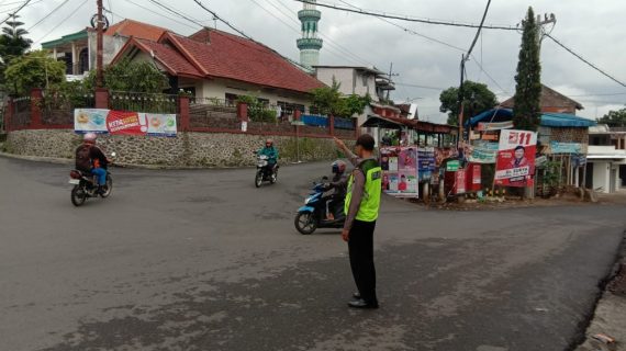 Giat Pelayanan Pagi Berikan Pelayanan Prima, Polsek Ngantang Polres Batu Poros Pagi Bantu Kelancaran Arus Lalin