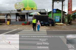 Perlancar Mitra Kerja di Masyarakat Binaannya, Polsek Pujon Polres Batu Poros Pagi Bantu Kelancaran Arus Lalin