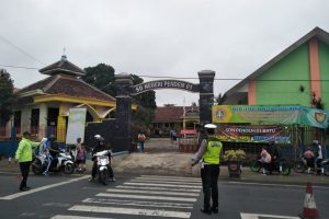 Bentuk Pelayanan Prima, Satlantas Polres Batu Poros Pagi Sebrangkan Siswa di Wilayahnya