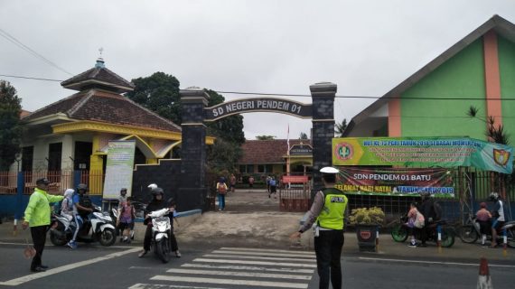 Perlancar Mitra Kerja di Masyarakat Binaannya, Satlantas Polres Batu Poros Pagi Sebrangkan Siswa di Wilayahnya