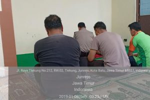 Polsek Junrejo Polres Batu Shalat Berjamaah Bersama Warga, Tingkatkan Silaturahmi