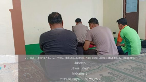 Polsek Junrejo Polres Batu Shalat Berjamaah Bersama Warga, Tingkatkan Silaturahmi