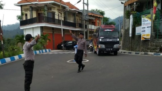 Perlancar Mitra Kerja di Masyarakat Binaannya, Polsek Bumiaji Polres Batu Poros Pagi Bantu Kelancaran Arus Lalin
