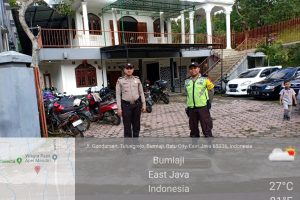 Tingkatkan Keamanan di Tempat Ibadah, Anggota Polsek Bumiaji Polres Batu Laksanakan Pengamanan Gereja