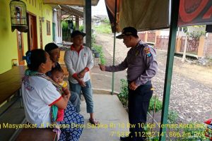 Serap Aspirasi Warganya, Anggota Bhabin Kel Temas Polsek Batu Kota Polres Batu Sambangi Warganya