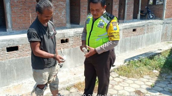 Anggota Bhabinkamtibmas Polsek Batu Kota Polres Batu Patroli Kunjungi masyarakat sampaikan Himbauan Kamtibmas jelang Pilpres