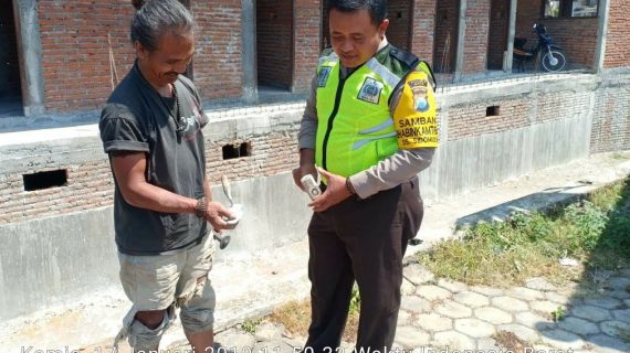 Anggota Bhabinkamtibmas Polsek Junrejo Polres Batu Patroli Sambang Ke Sekolah Untuk Menjaga Kelancaran Belajar Mengajar serap aspirasi warga binaan dalam rangka Cipkon