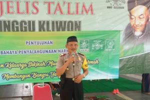 DISAMPING AMANKAN KEGIATAN PENGAJIAN RUTIN , KAPOLSEK KASEMBON POLRES BATU SELIPKAN BINLUH KEPADA MASYARAKAT