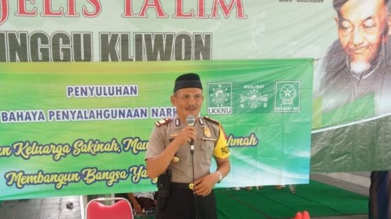 DISAMPING AMANKAN KEGIATAN PENGAJIAN RUTIN , KAPOLSEK KASEMBON POLRES BATU SELIPKAN BINLUH KEPADA MASYARAKAT