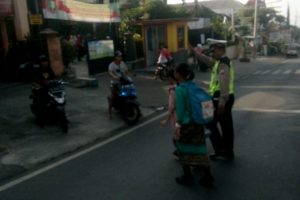 Pelayanan Prima Kepolisian, Satlantas Polres Batu Melaksanakan Poros Pagi Sebrangkan Siswa