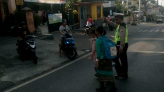 Pelayanan Prima Kepolisian, Satlantas Polres Batu Melaksanakan Poros Pagi Sebrangkan Siswa