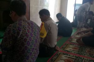Silaturahmi Dengan Warganya, Anggota Polsek Batu Polres Batu Shalat Bersama Warga
