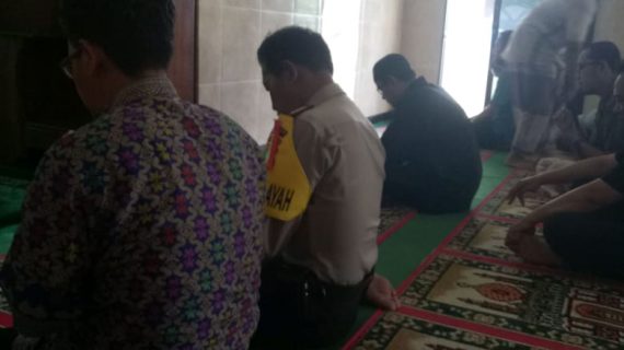 Silaturahmi Dengan Warganya, Anggota Polsek Batu Polres Batu Shalat Bersama Warga