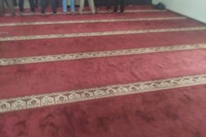 Silaturahmi Dengan Warganya, Anggota Polsek Pujon Polres Batu Shalat Bersama Warga