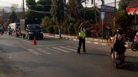 Giat Pelayanan Masyarakat, Polsek Ngantang Polres Batu Bantu Kelancaran Arus Lalin