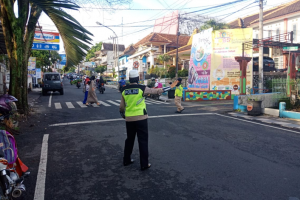 Sebagai Bentuk Pelayaanan Kepolisian, Satlantas Polres Batu Poros Pagi Sebrangkan Siswa