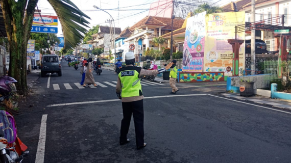 Sebagai Bentuk Pelayaanan Kepolisian, Satlantas Polres Batu Poros Pagi Sebrangkan Siswa