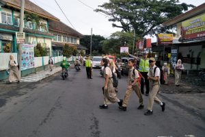 Anggota Polsek Pujon Polres Batu Bareng Warganya Ciptakan Situasi Kondusif