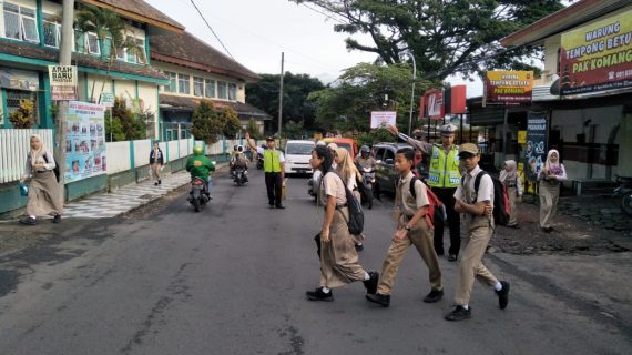 Sebagai Pelayanan Prima, Satlantas Polres Batu Laksanakan Poros Pagi Sebrangkan Siswa
