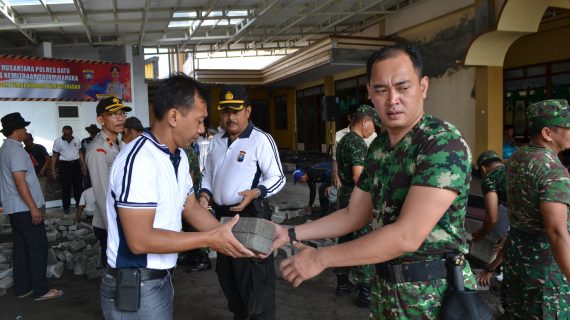 Wakapolres Batu bersama 3 Pilar laksanakan kerja bhakti pasang Paving di Masjid Al-Falah Desa Sidomulyo