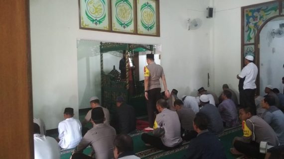 KAPOLRES BATU BERSAMA PARA JAMA’AH SHOLAT JUMAT MELAKSANAKAN SHOLAT GAIB