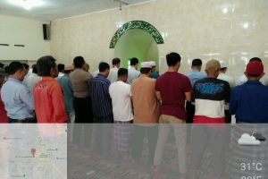 Tingkatkan Silaturahmi, Polsek Batu Polres Batu Shalat Bersama Warga