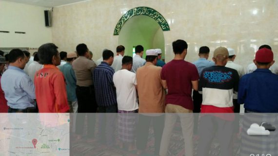 Tingkatkan Silaturahmi, Polsek Batu Polres Batu Shalat Bersama Warga