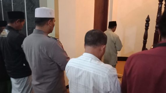 Jalin Silaturahmi Dengan Masyarakat, Polsek Pujon Polres Batu Shalat Subuh Bersama Warga