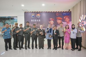 Kapolres Batu dan Walikota Batu meriahkan Nobar bersama film Pohon Terkenal di Batu Town Square