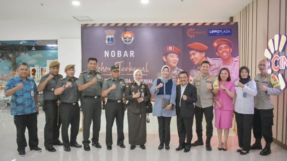 Kapolres Batu dan Walikota Batu meriahkan Nobar bersama film Pohon Terkenal di Batu Town Square