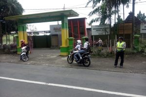 Pelayanan Prima Polres Batu, Polsek Ngantang Polres Batu Poros Pagi Bantu Menyebrangkan Siswa Siswi Sekolah