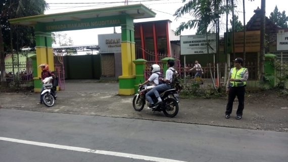 Pelayanan Prima Polres Batu, Polsek Ngantang Polres Batu Poros Pagi Bantu Menyebrangkan Siswa Siswi Sekolah
