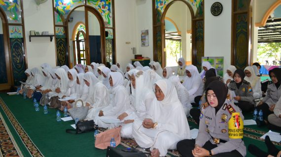 Bhayangkari Kota Batu Doakan para suami dalam pelaksanaan tugas Pengamanan Pemilu melalui pembacaan Dzikir dan Tauziah