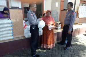 Bhabinkmtibmas Polsek Batu Kota Polres Batu Patroli Kamtibmas Kunjung Keamanan Swakarsa Satpam Agrokusuma Bagikan Kartu Pintar Reaktif