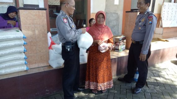 Bhabinkmtibmas Polsek Batu Kota Polres Batu Patroli Kamtibmas Kunjung Keamanan Swakarsa Satpam Agrokusuma Bagikan Kartu Pintar Reaktif