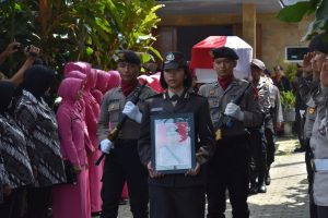 Upacara iringi pemakaman Kapolsek Junrejo Alm. AKP J. Sigalingging yang dipimpin oleh Kapolres Batu
