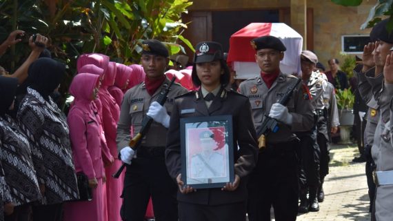 Upacara iringi pemakaman Kapolsek Junrejo Alm. AKP J. Sigalingging yang dipimpin oleh Kapolres Batu