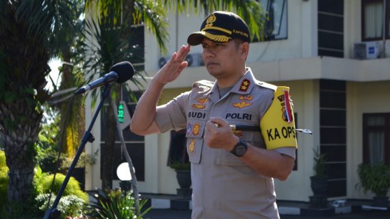 Pastikan Kesiapan Anggota Jelang Tahap Pemungutan Suara, Kapolres Batu Pimpin Apel Lengkap