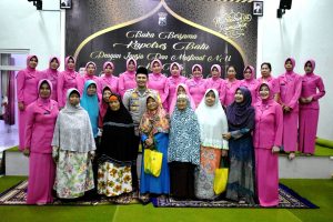 Keharuan menghiasi acara silaturahmi Kapolres Batu dan Ibu Ketua Cabang Bhayangkari di Pondok Lansia Rodhiyatan Mardhiyah Batu.