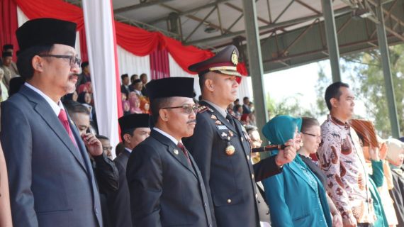 Kapolres Batu Bersama Forkompimda menghadiri Upacara Hari Pendidikan Nasioanal tahun 2019 di Stadion Brantas Batu