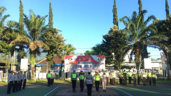 Anggota Satlantas Polres Batu Giatkan Apel Pagi Sebelum Melaksanakan Poros Pagi Di Halaman Mako Polres Untuk Mnejaga Kesiapan Anggota Di Pagi Hari