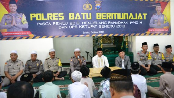 Kapolres Batu berbagi kebahagiaan dengan anak yatim piatu dalam acara do’a bersama pasca Pemilu 2019 dan jelang ramadhan 1440 H dan hadapi Ops Ketupat 