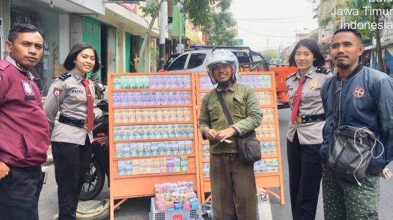 Sat sabhara Polres Batu Giatkan Patroli Ketempat jasa penukaran uang dipinggir jalan Jaga Kamtibmas