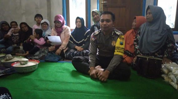 Anggota Bhabinkamtibmas Polsek Pujon Polres Batu Menghadiri Pertemuan PKK