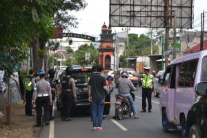 Bhabinkamtibmas Polsek Batu Kota Polres Batu Patroli Kamtibmas Kunjung Keamanan Swakarsa Satpam Agrokusuma Bagikan Kartu Pintar Reaktif