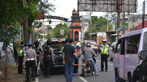 Bhabinkamtibmas Polsek Batu Kota Polres Batu Patroli Kamtibmas Kunjung Keamanan Swakarsa Satpam Agrokusuma Bagikan Kartu Pintar Reaktif