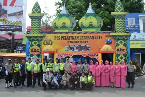 Pastikan Kesiapsiagaan Anggota, Kapolres Batu Bersama Ketua Bhayangkari Cabang Batu Tinjau Pos Pam Lebaran