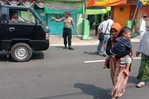 Bhabinkamtibmas Giat Silaturahmi Ke Sambang Warga, Monitoring Sembako Murah Bhabin Kelurahan Ngaglik Polsek Batu Kota, Hadir Pantau Giat di Pendopo Kelurahan Ngaglik