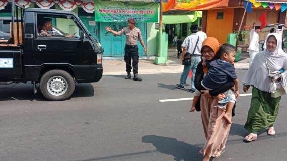 Bhabinkamtibmas Giat Silaturahmi Ke Sambang Warga, Monitoring Sembako Murah Bhabin Kelurahan Ngaglik Polsek Batu Kota, Hadir Pantau Giat di Pendopo Kelurahan Ngaglik