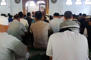 Tingkatkan Silaturahmi, Polsek Kasembon Polres Batu Shalat Jum`at  Bersama Warga